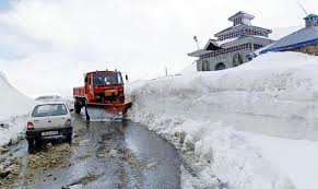 पीर की गली में ताज़ा बर्फबारी, मुगल रोड अस्थायी रूप से बंद—यात्रियों को अलर्ट