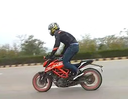 मौत से खिलवाड़: मेरठ में रील के चक्कर में हाईवे पर 'सुसाइड स्टंट', हवा में उछलकर सड़क पर गिरा युवक