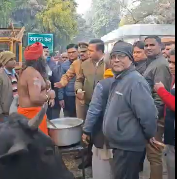 नोएडा प्राधिकरण पर हंगामा: अनशनरत नागा साधुओं का '51 कलश' से स्नान, अफसरों से तीखी तकरार