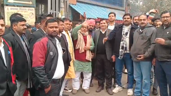 मुजफ्फरनगर: हाई कोर्ट बेंच की मांग को लेकर अधिवक्ताओं का सड़कों पर जोरदार प्रदर्शन