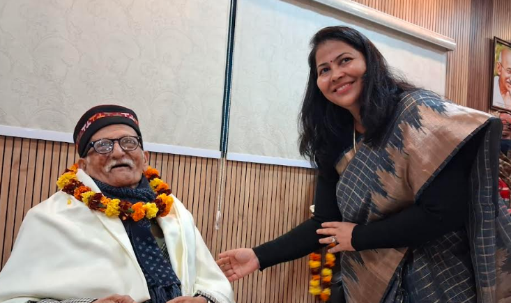 नोएडा में पेंशनर दिवस: वरिष्ठ पेंशनरों को सम्मान, समस्याओं के समाधान का आश्वासन