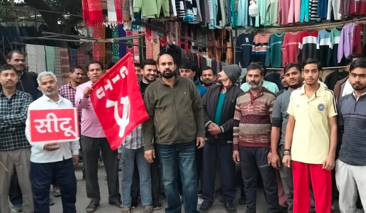 नोएडा: पुलिस उत्पीड़न के खिलाफ सेक्टर-59 मामूरा मंडी के दुकानदारों का प्रदर्शन