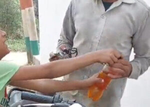मुजफ्फरनगर में अवैध पेट्रोल बिक्री में नाबालिग बच्चों का इस्तेमाल, वायरल वीडियो से प्रशासन पर उठे सवाल