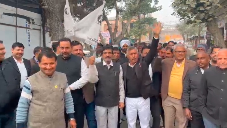 पश्चिमी उत्तर प्रदेश में हाईकोर्ट बेंच की मांग को लेकर अधिवक्ताओं ने हड़ताल कर शामली कलेक्ट्रेट पर किया प्रदर्शन