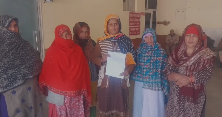 शामलीः कलेक्ट्रेट पहुंची बनत की महिलाएं: शराब पीकर अश्लीलता करने वाले युवक पर कार्रवाई की मांग