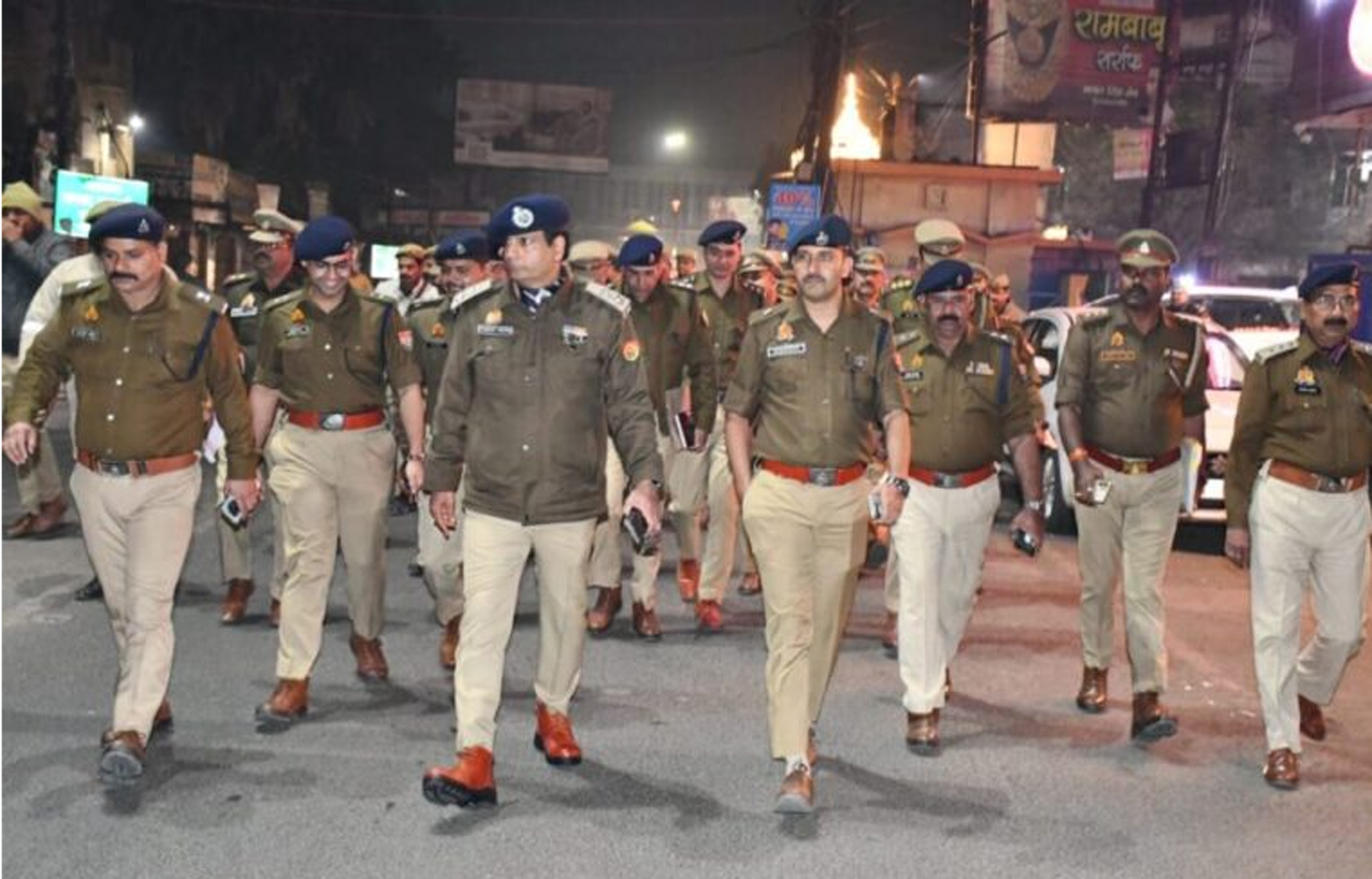 मुजफ्फरनगर एसएसपी ने अफसरों संग किया फ्लैग मार्च; कानून-व्यवस्था परखी, संदिग्धों की सघन चेकिंग