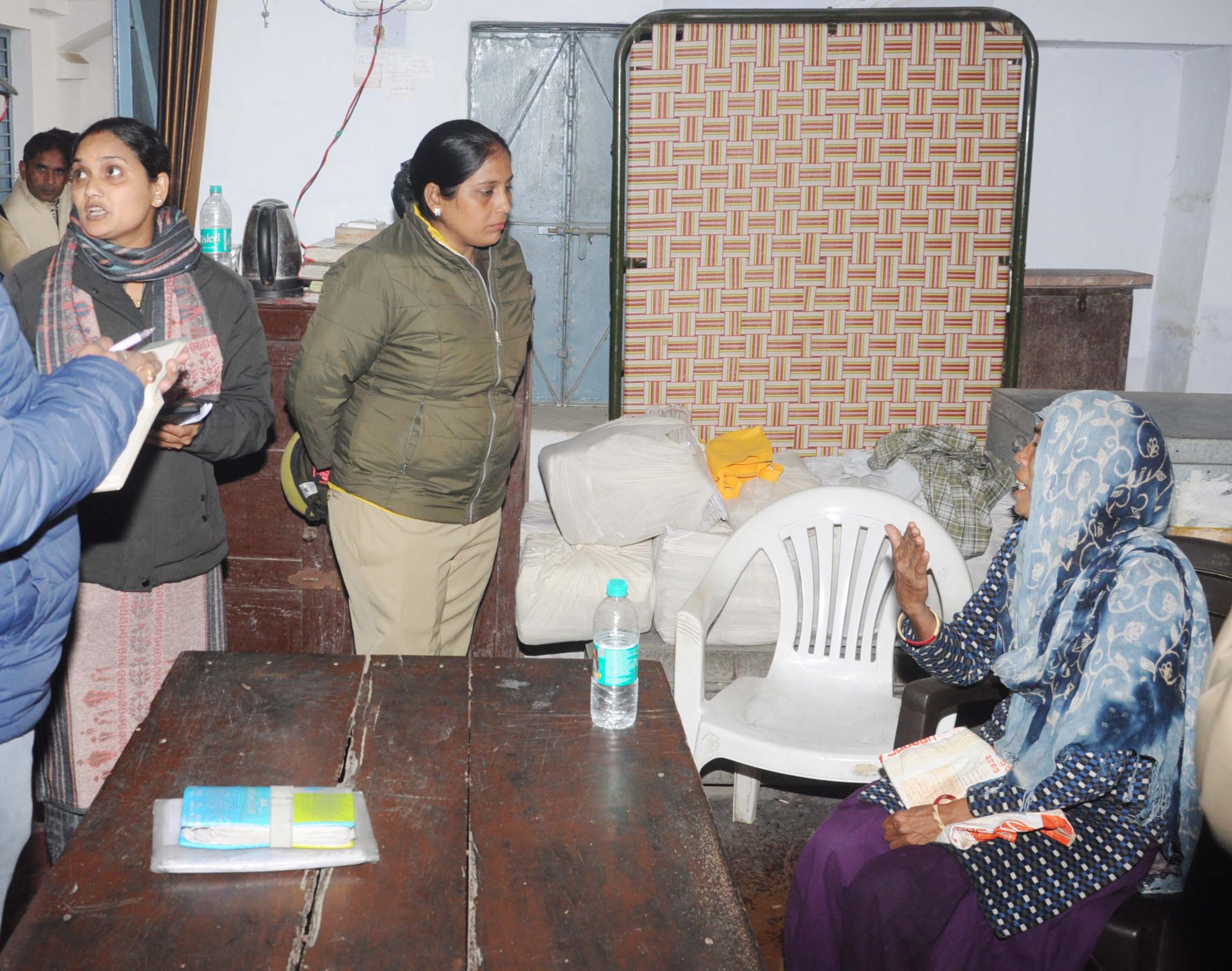 शामली: कांधला में महिला ने चकबंदी विवाद पर आत्मदाह का प्रयास, पुलिस ने रोका