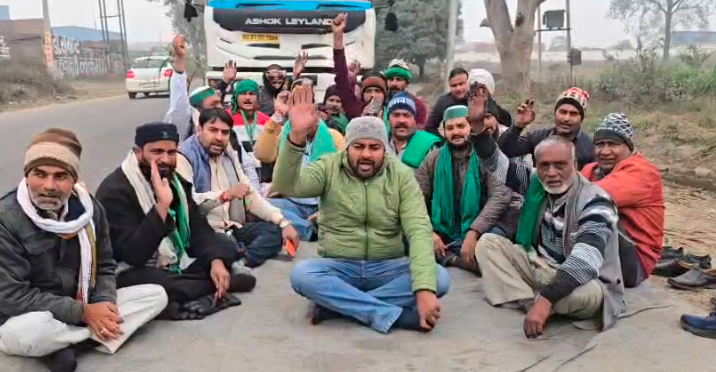 मुज़फ्फरनगर में किसानों ने RDF ट्रकों को रोकर प्रदूषण के खिलाफ किया प्रदर्शन