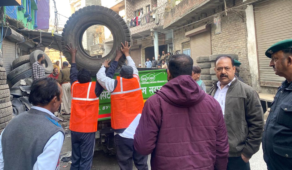 सहारनपुर: निगम की अतिक्रमण रोधी टीम ने सड़क से कब्जा हटाया, दुकानदारों पर वसूला 27 हजार रुपये जुर्माना