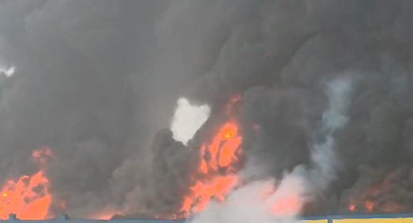 मुजफ्फरनगर: मोबिल ऑयल के गोदाम में भयंकर आग; अवैध संचालन के आरोपियों के बीच मची अफरा-तफरी