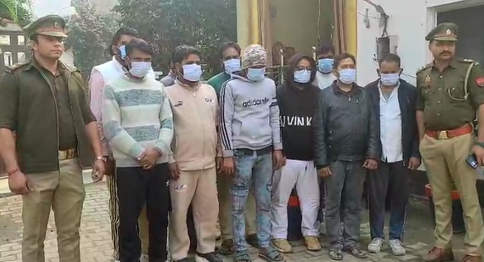 गाजियाबाद में जुए के अड्डे पर पुलिस छापा, 12 आरोपी गिरफ्तार