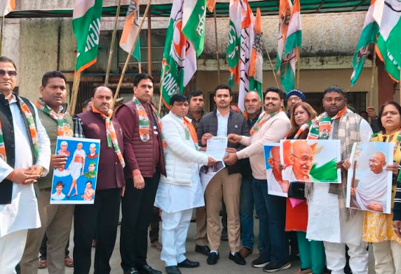 नोएडा-ग्रेटर नोएडा में कांग्रेस और माकपा ने मनरेगा के विकल्प कानून के खिलाफ प्रदर्शन किया