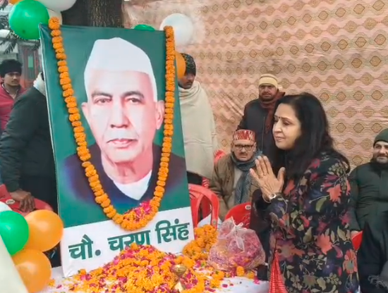 मुजफ्फरनगर: चौधरी चरण सिंह की 123वीं जयंती की पूर्व संध्या पर हवन-यज्ञ, सांसद हरेंद्र मलिक और चेयरमैन ने दी श्रद्धांजलि