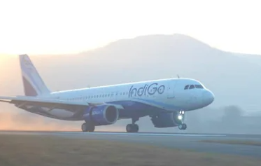 घने कोहरे की चादर में लिपटी उड़ानें; दिल्ली एयरपोर्ट पर दृश्यता 125 मीटर तक गिरी, यात्रियों के लिए एडवाइजरी जारी