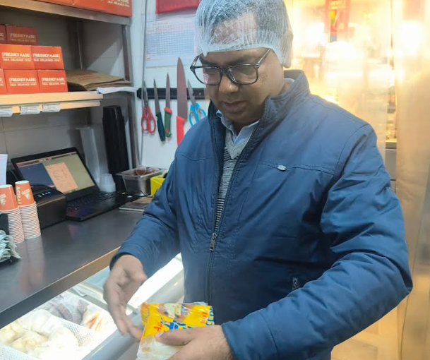 नोएडा में खाद्य सुरक्षा विभाग की छापेमारी: रेस्टोरेंट से नमूने लिए गए, सफाई और मानक जांच की गई