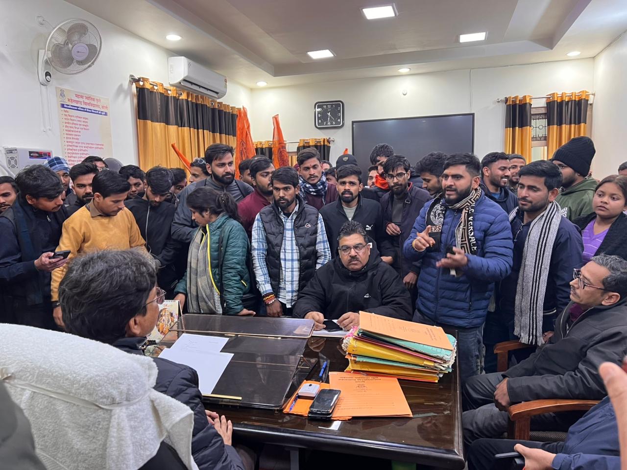 बरेली:एबीवीपी ने किया एमजेपीआरयू के रजिस्ट्रार का घेराव..बड़ी संख्या में छात्र और कार्यकर्ता रहे मौजूद