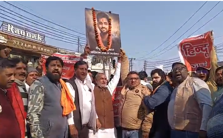 मुजफ्फरनगर में फूटा सनातनियों का गुस्सा: बांग्लादेश का पुतला फूंका, घुसपैठियों को बाहर निकालने की चेतावनी