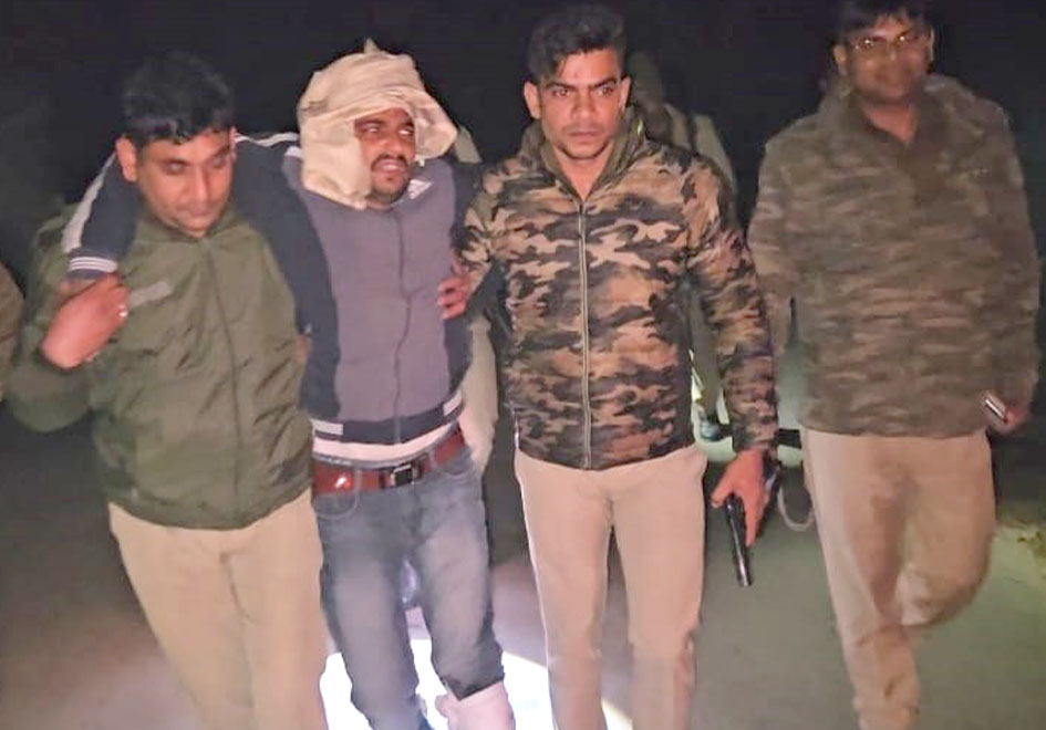 सहारनपुर के नकुड़ पुलिस मुठभेड़ में 25 हजार का इनामी बदमाश गिरफ्तार, पैर में लगी गोली