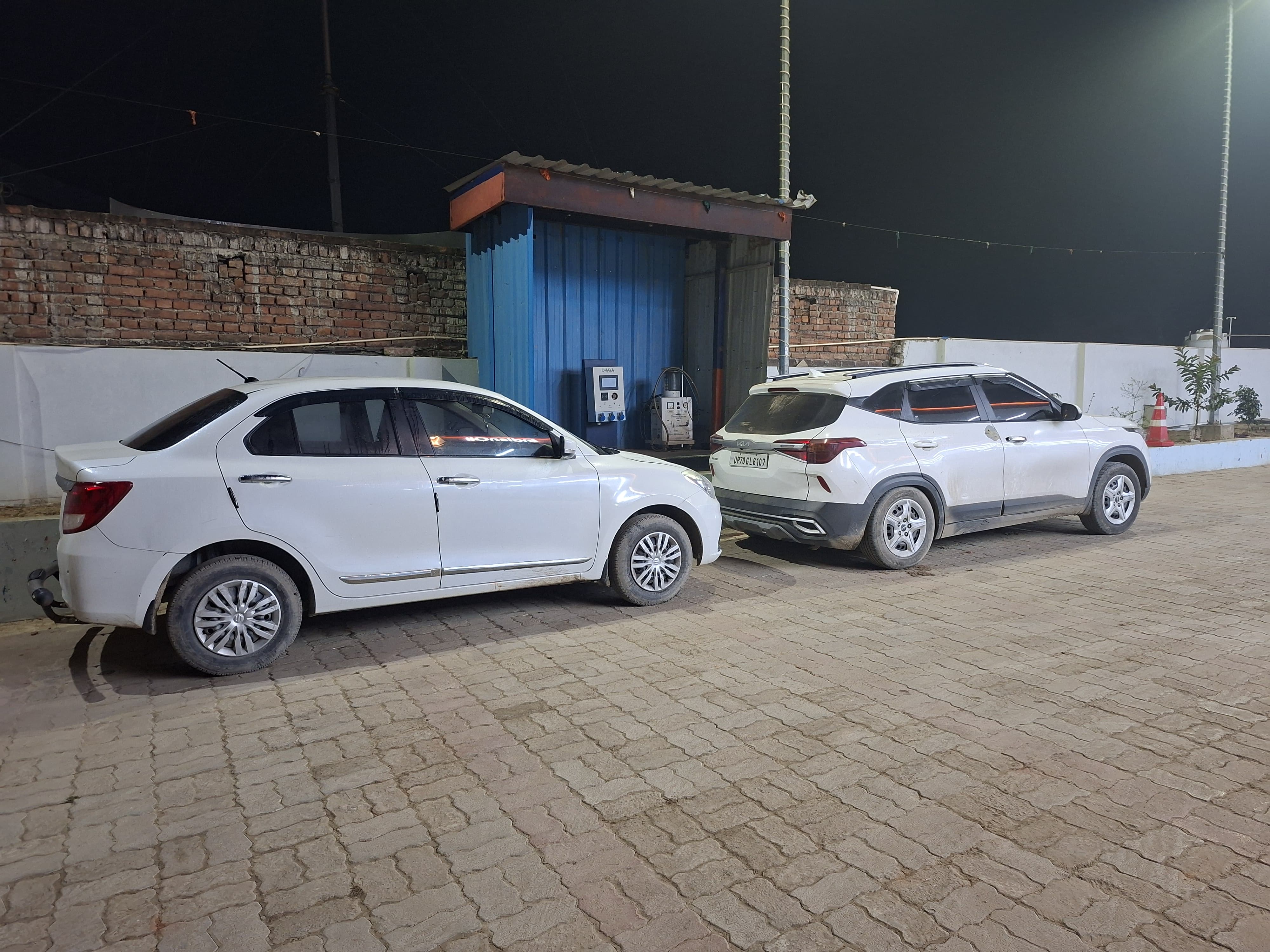 स्टंटबाजी पड़ी भारी: भड़काऊ गाने पर कार से स्टंट करने वाले 4 रीलबाज गिरफ्तार; पुलिस ने गाड़ियाँ की सीज