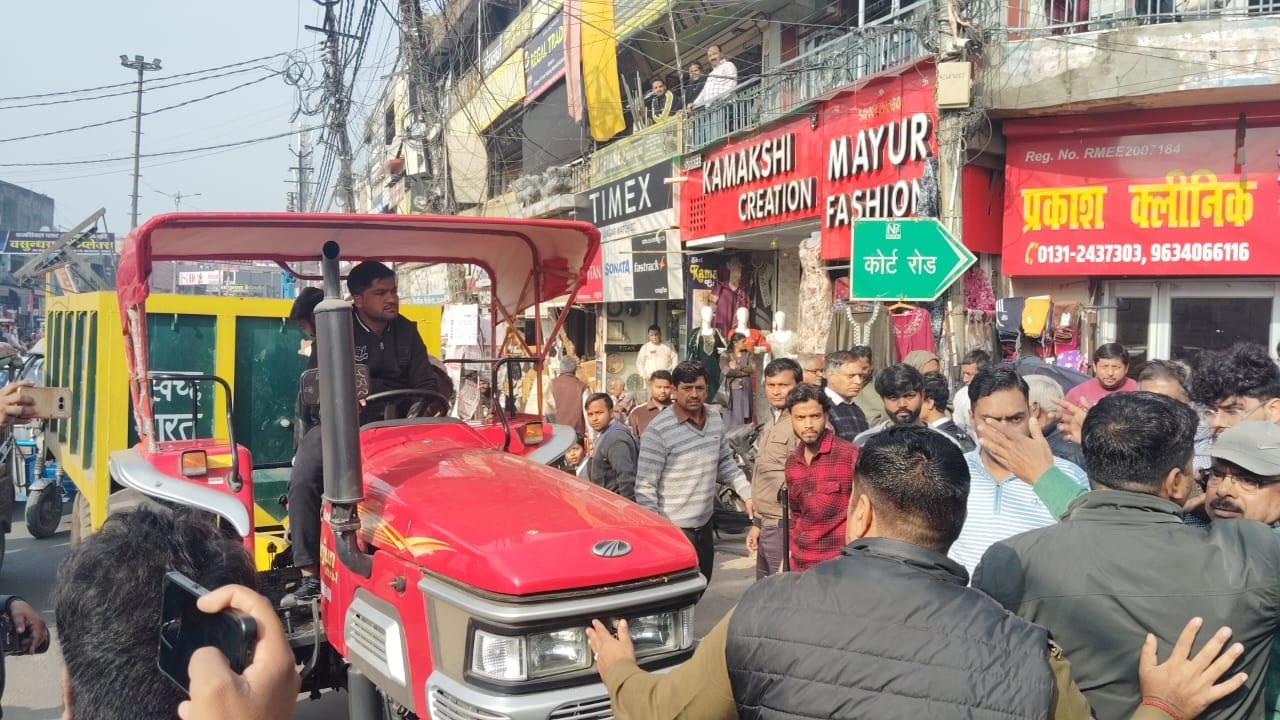 मुजफ्फरनगर में चला अतिक्रमण हटाओ अभियान, सामान जब्त होने पर बिफरा व्यापारी, ट्रैक्टर के आगे लेटा, जमकर हुआ हंगामा