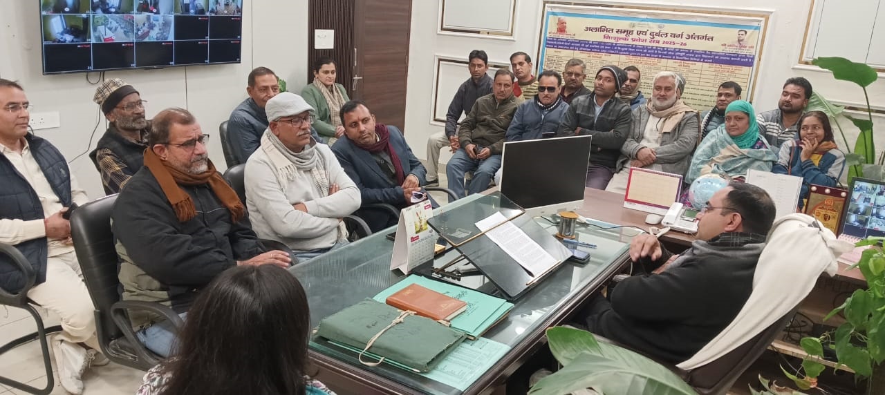 भाकियू शिक्षक प्रकोष्ठ ने बीएसए से की भेंट, वेतनमान की समस्याओं पर हुई चर्चा, एक माह में निस्तारण का मिला आश्वासन