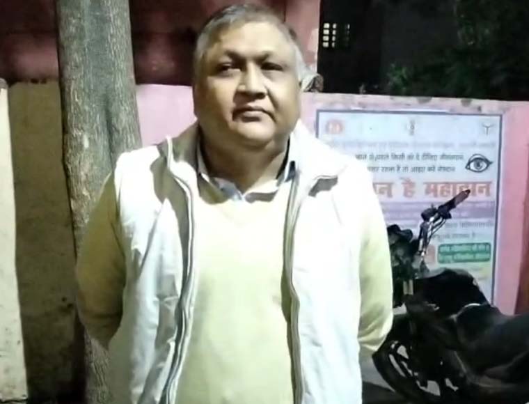 शामली में चिकित्सक ने CMO कार्यालय के बाबू पर रिश्वत मांगने का आरोप लगाया