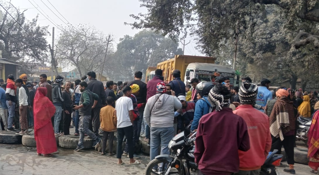 तेज रफ्तार ट्रक की टक्कर से बाइक सवार युवक की माैत, शव रखकर सड़क जाम करने पर पुलिस और ग्रामीणों में झड़प