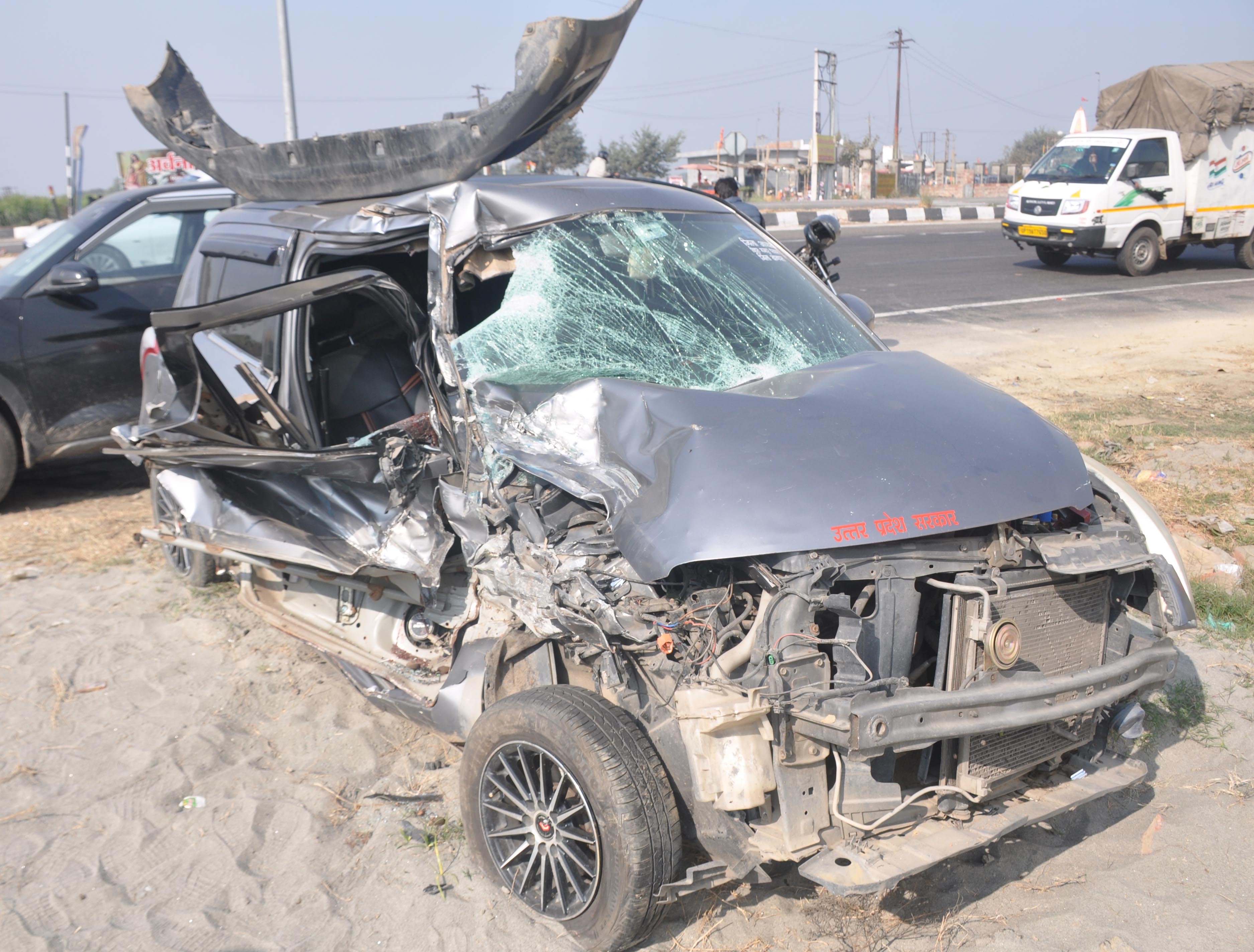 शामली में सड़क हादसे: दो की मौत, दो दर्जन से अधिक घायल, परिजनों में कोहराम