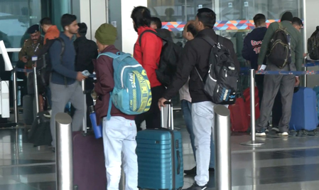 दिल्ली: इंडिगो की फ्लाइट कैंसिल होने के बाद आईजीआई एयरपोर्ट पर फंसे यात्री 