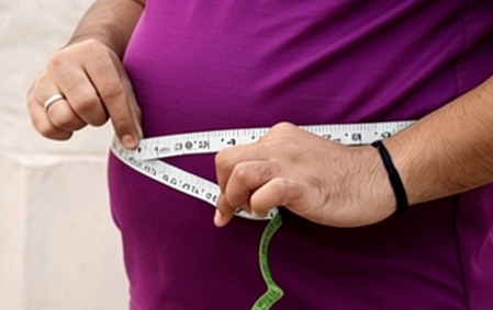 नाभि के ऊपर और नीचे की चर्बी: दो अलग-अलग फैट, दोनों के कारण भी अलग 