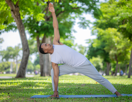 तनाव और चिंता को कहें अलविदा: नियमित त्रिकोणासन से पाएं हेल्दी लाइफस्टाइल 