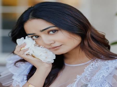 मैं मुक्का मारूं या किस करूं... एक्ट्रेस त्रिधा चौधरी ने बताया कपिल शर्मा संग काम का अनुभव