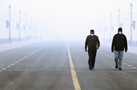 दिल्ली-एनसीआर में गहराया स्मॉग का संकट, धुंध की वजह से विजिबिलिटी हुई शून्य 