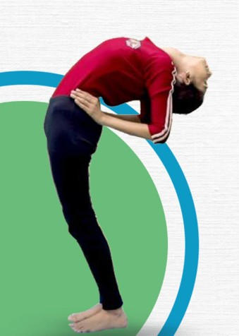 रीढ़ की हड्डी को लचीला बनाए 'अर्द्धचक्रासन', जानें इसके चमत्कारी फायदे