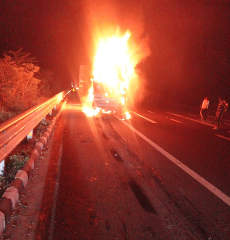 दिल्ली-मुंबई एक्सप्रेसवे पर भीषण हादसा: पिकअप में आग लगने से तीन की जिंदा जलकर मौत