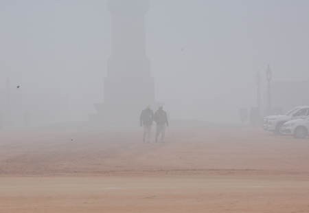दिल्ली-एनसीआर में प्रदूषण का कहर: AQI 400 पार, कोहरे से जनजीवन प्रभावित