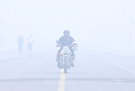 घने कोहरे और प्रदूषण की दोहरी मार: दिल्ली-एनसीआर में हालात बेहद गंभीर, एक्यूआई ‘अति-गंभीर’ श्रेणी में