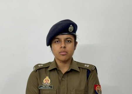 नोएडा में प्रेमी युगलों को ब्लैकमेल करने वाला गिरोह गिरफ्तार, 12 मोबाइल फोन बरामद