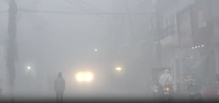 UP में कड़ाके की ठंड और कोहरे का सितम जारी: कई जिलों में इंटर तक के स्कूल बंद