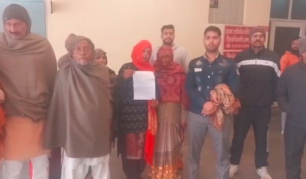 शामली में ग्रामीणों ने कलेक्ट्रेट पहुंचकर की शिकायत, फौजी परिवार पर दबंगई दिखाने का आरोप