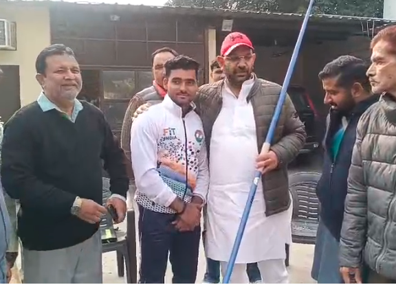 मुज़फ्फरनगर: नेशनल जैवलिन थ्रो खिलाड़ी आवेष बालियान को विधायक पंकज मलिक ने भाला भेंट कर किया सम्मानित