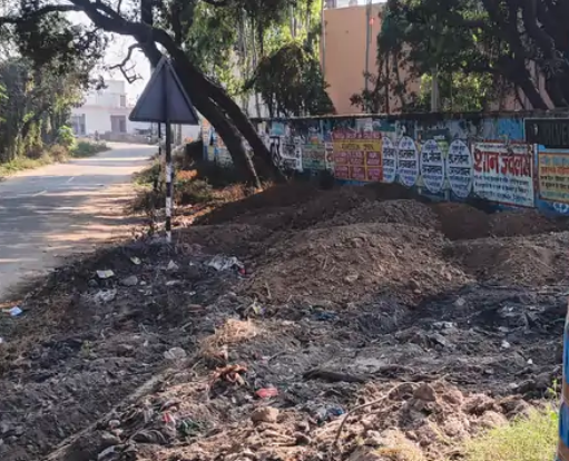 शामली: सरकारी जमीन पर कब्जे का विवाद, ग्रामीणों ने जिला पंचायत सदस्य के पति पर लगाया 'सौंदर्यकरण' के नाम पर कब्रिस्तान की भूमि घेरने का आरोप