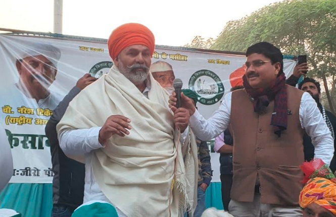 नोएडा: यमुना एक्सप्रेस-वे पर किसान महापंचायत में राकेश टिकैत ने उठाए भूमि अधिग्रहण और मुआवजा के मुद्दे