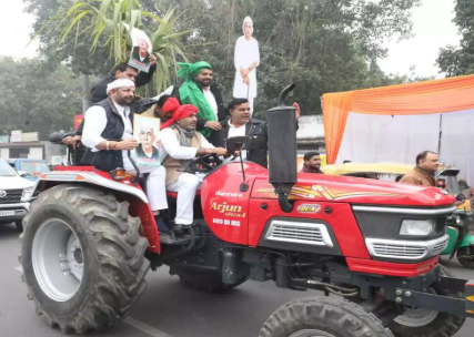 ट्रैक्टर से विधानसभा पहुंचे SP विधायक अतुल प्रधान, किसानों के मुद्दों पर योगी सरकार को घेरा