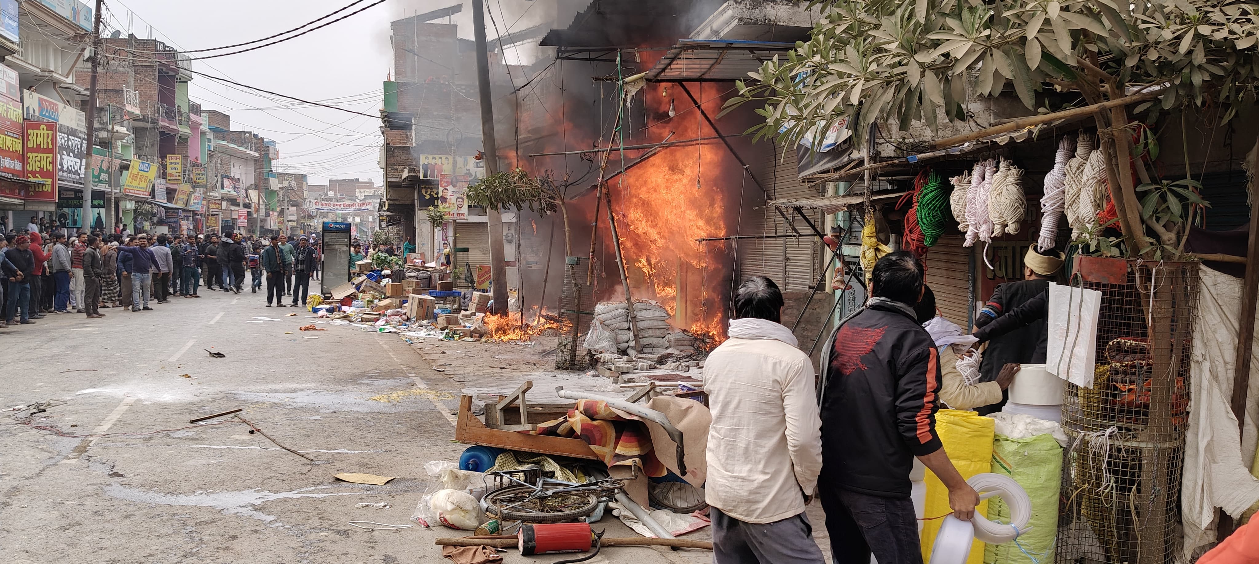 जौनपुर में भीषण आग से तीन मकान और दुकान जलकर खाक, लाखाें का नुकसान