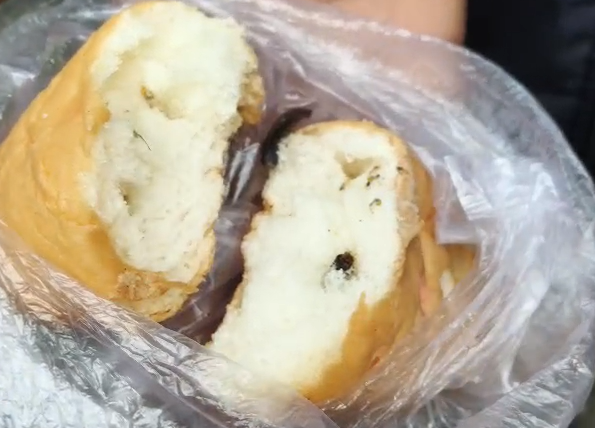 सावधान: बच्चों के निवाले में निकला 'जहर', पाव के बंद पैकेट में मृत कनखजूरा मिलने से हड़कंप