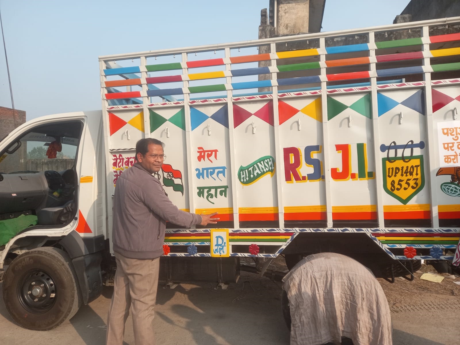 सहारनपुर में कोहरे से हादसों की रोकथाम के लिए आरटीओ विभाग का अभियान, वाहनों पर लगाए गए रिफ्लेक्टर