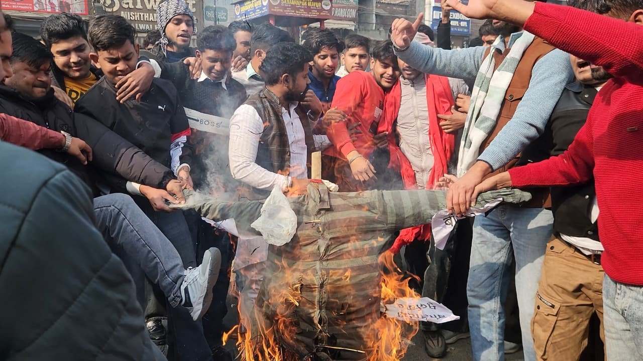 सहारनपुर में बांग्लादेश में हिंदुओं पर अत्याचार के विरोध में विहिप-बजरंग दल का प्रदर्शन, प्रधानमंत्री युनूस का पुतला दहन