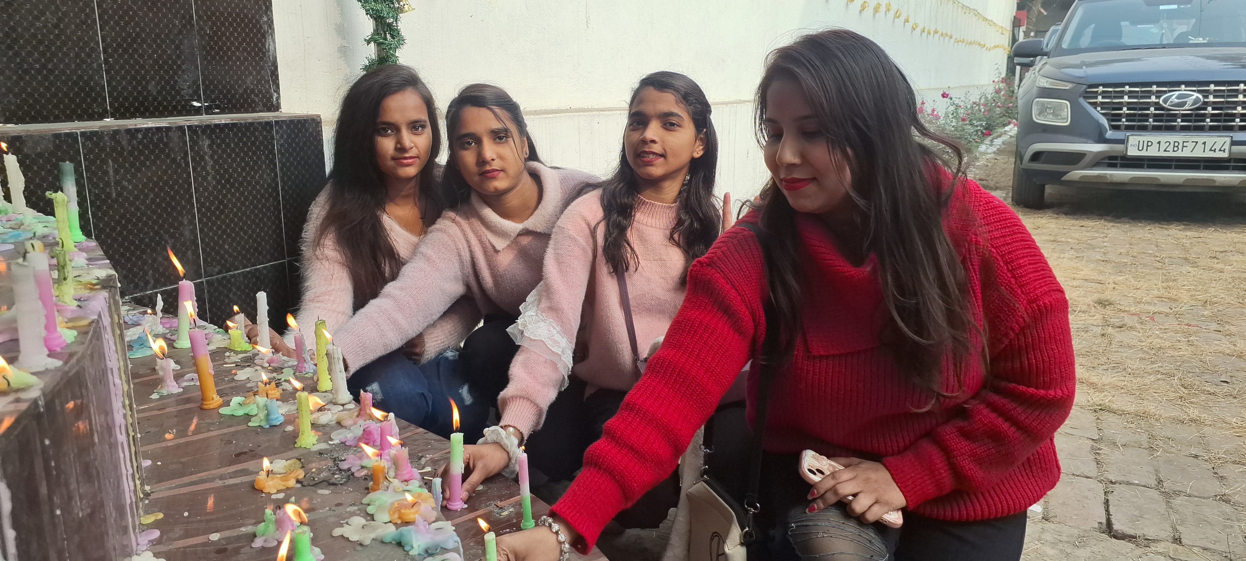 मुजफ्फरनगर में क्रिसमस की धूम: चर्चों में गूंजीं प्रार्थनाएं, अहिल्याबाई चौक और सदर बाजार में उमड़ा जनसैलाब