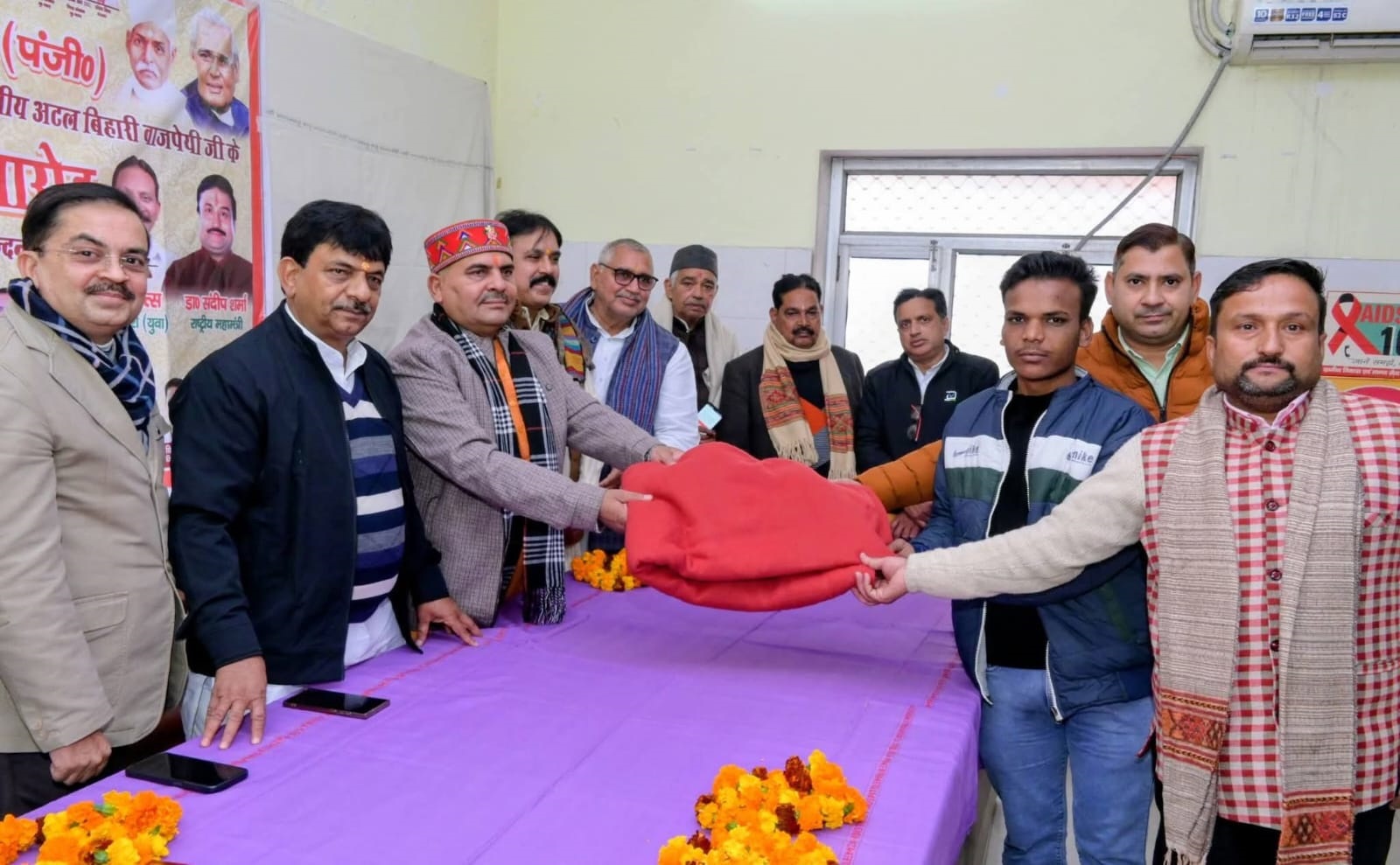मुजफ्फरनगर: मालवीय और अटल की जयंती पर सेवा का संकल्प; चिकित्सकों को किया सम्मानित, मरीजों को बांटे कंबल
